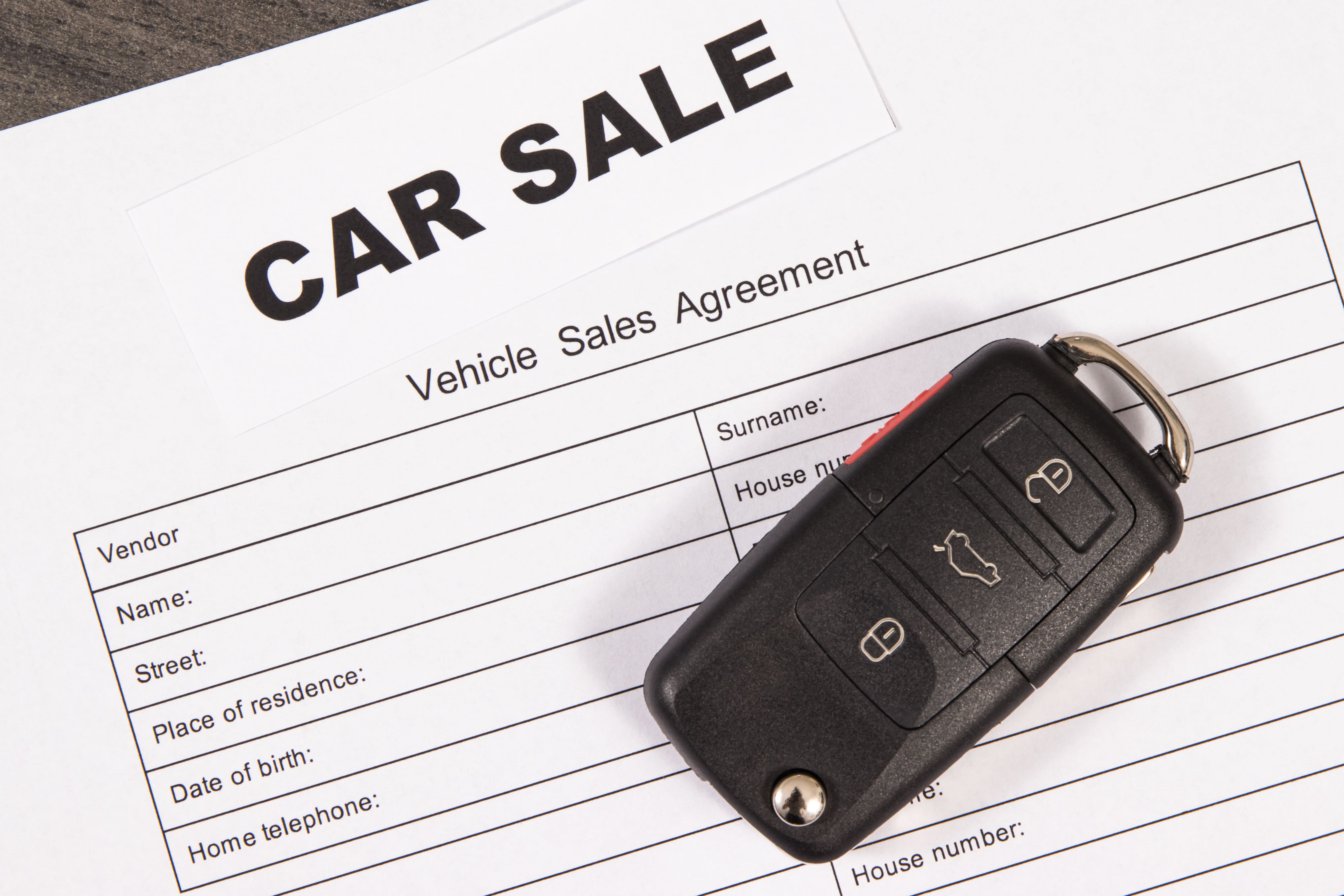 Vista de concesionario con coches de segunda mano y clientes explorando vehículos de ocasión, ambiente de compra venta de coches